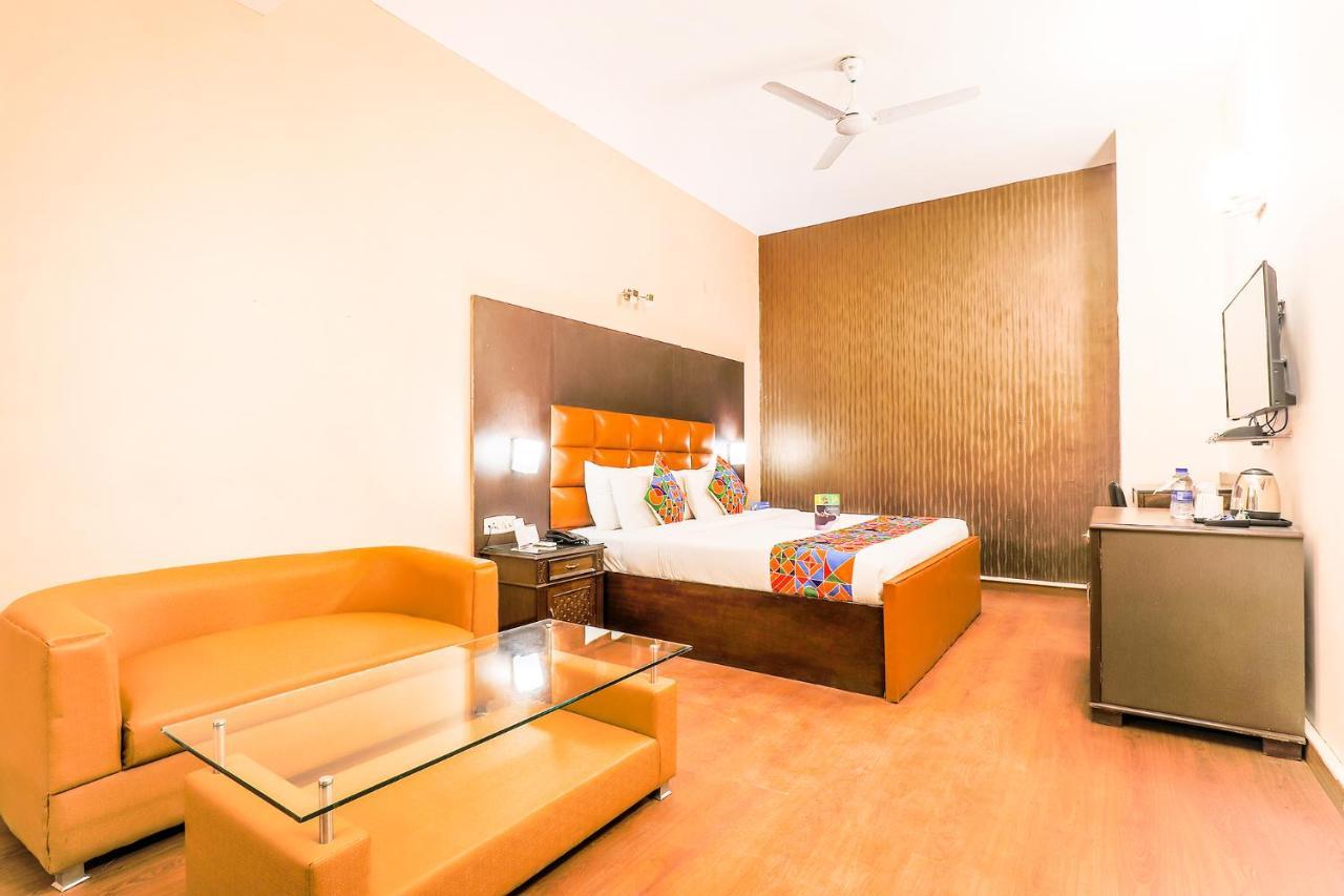 Fabhotel Conclave Boutique New Delhi Bagian luar foto
